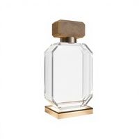 Bouteille de parfum géante factice personnalisée en résine acrylique pour vitrine de magasin, idéale pour les lancements de parfums et l'affichage en pop-up.