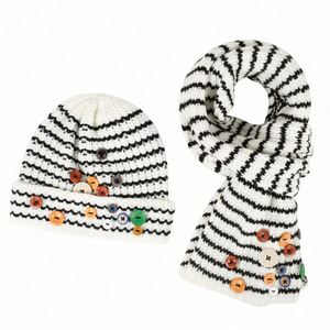 Ensemble deux pièces bonnet et cache-cou tricoté personnalisé pour l'hiver, avec logo sur mesure - Product Image 3