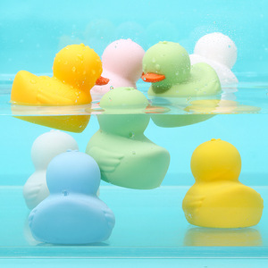 Petit canard jaune, jouet de bain, pulvérisateur d'eau, canard flottant pour nourrissons et tout-petits de 0 à 3 ans, canard en caoutchouc coloré unisexe - Product Image 1