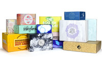 Boîte d'expédition en carton ondulé kraft écologique avec logo personnalisé, pelliculage mat haut de gamme et gaufrage, motif roses et fleurs