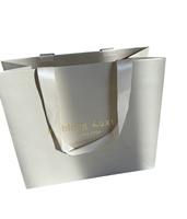 Sac cadeau en papier d'art recyclable, durable, avec logo personnalisé imprimé offset et estampage à chaud, pour vêtements, cosmétiques, parfums, promotion, avec poignée longue