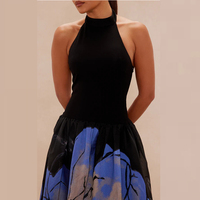 Robe de soirée longue en satin noir personnalisable pour femme, col halter, avec jupe ample à imprimé floral bleu, idéale pour les occasions quotidiennes