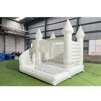 Location de château gonflable pour fêtes, grand château gonflable blanc moderne avec toboggan et piscine à balles