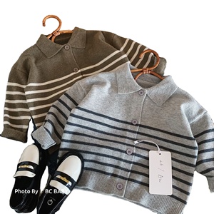 Modischer Jungenpullover Neuheit für den Herbst Kinder-Strickjacke mit Reverskragen und Streifenmuster Stylische Oberteile für Jungen - Product Image 3