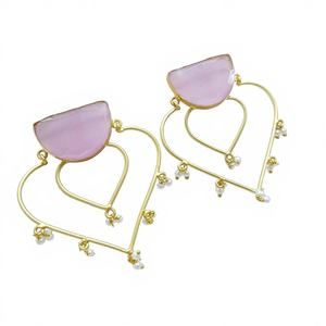Boucles d'oreilles pendantes ethniques plaquées or de qualité supérieure, avec grappe de perles multicolores, style vintage, pour femme, idéales pour les soirées – Fabricant indien de premier plan - Product Image 1
