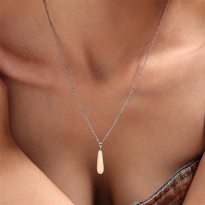 Collier de haute qualité plaqué or en acier inoxydable avec pendentif goutte d'eau pour femmes - Product Image 2
