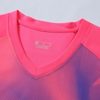 Ensemble Maillot et Short de Football Personnalisé Rose et Noir Dégradé Col en V – Uniforme de Football Personnalisable en Gros Imprimé par Transfert Thermique 100%