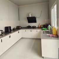 Maisons conteneurs modulaires personnalisées de 20 et 40 pieds avec panneaux sandwich, design en verre, 2-3 chambres avec salle de bain, pour bureau ou magasin