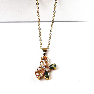 Collar de cristal con colgante de mariposa colorido, colgantes temáticos con engaste de garra, uso diario, verano 2024, origen Yiwu - Product Image 3