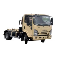 Camion à benne basculante ISUZU avec bras de ramassage pour la collecte et le transport des déchets municipaux, camion compacteur de déchets