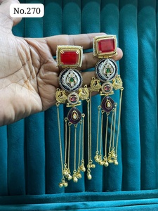 Pendientes Étnicos Premium Kundan Adornados con Piedras de Rubí Doble y Cadenas Decorativas Colgantes, Joyería Tradicional de Moda India - Product Image 3