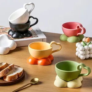 Tazza da caffè e piattino in ceramica a forma di ciotola fatta a mano in corea di vendita calda set di tazze da tè e caffè espresso in porcellana con manico a cuore carino