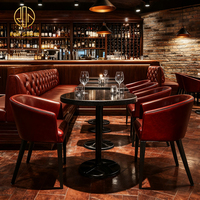Meubles de restaurant vintage Ron Group, banquettes en cuir rouge capitonnées, table ronde en marbre sur mesure, ensemble de chaises en cuir.