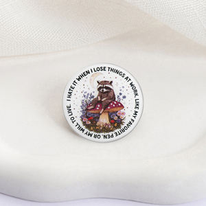 Spilla 'Mi <span class=keywords><strong>odio</strong></span> quando perdono le cose sul lavoro' con stampa UV, divertente distintivo con procione e fungo, regalo per impiegati - Product Image 3