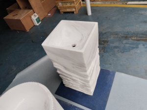 Lavabo sur piétement en marbre blanc avec finition sculptée effet vague d'eau, lavabo sur piétement en marbre Volakas avec base sculptée en vague 3D - Product Image 6