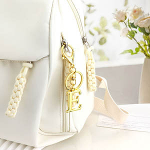 Hertiny HTS4641 Llavero de dibujos animados con alfabeto de la A a la Z, de aleación de color dorado, con colgante de letra inicial de burbuja con diseño de globo y monedero - Product Image 2