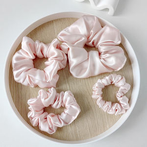 Élastique à cheveux en soie de mûrier 100% pure, couleur unie, avec logo brodé personnalisé PT40172 - Product Image 4