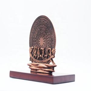 उच्च गुणवत्ता सजावट कस्टम धातु ट्रॉफी लकड़ी धातु ट्राफियां के साथ चीन में किए गए - Product Image 3