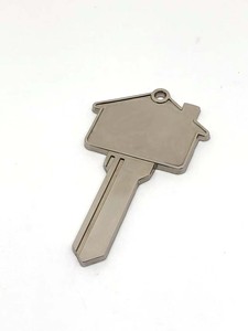 Porte-clés personnalisé en métal gravé en forme de maison, cadeau promotionnel immobiliaire, souvenir, vente en gros, fabricant OEM - Product Image 2
