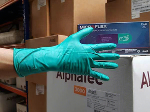 Gants jetables en nitrile Ansell MICROFLEX 93-260 à trois couches, personnalisables, avec poignets allongés pour la protection contre les produits chimiques agressifs - Product Image 1