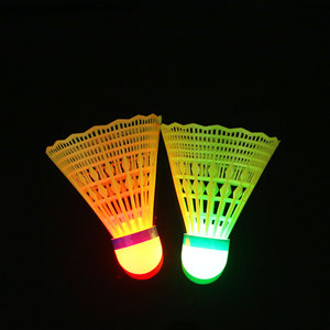 Volante de bádminton luminoso Xingsheng, de nailon, resistente al viento, iluminado, de plástico, para jugar de noche. - Product Image 1