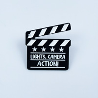 Spille in metallo all'ingrosso con lettere, spille smaltate personalizzate per cinema e televisione, badge divertenti in nichel nero, regalo promozionale