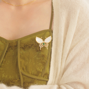 Europeu e americano popular luz luxo natural shell esmeralda borboleta broche para data decoração das mulheres - Product Image 1