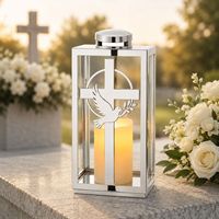 Lanterne funéraire de luxe en acier inoxydable OEM avec support de bougie en verre et motif croix et colombe pour la décoration des tombes commémoratives