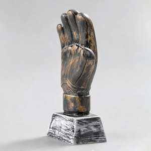 Trophée en résine personnalisé en forme de gant - Récompense pour le football, design moderne, construction durable - Product Image 2