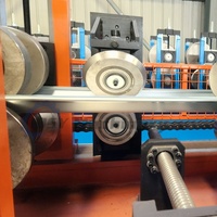 Machine de fabrication de poutrelles C entièrement automatique à entraînement par chaîne pour la production de profilés latéraux de matériaux de construction