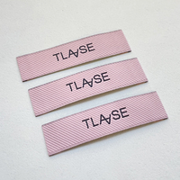 Étiquettes de couture de vêtement de cou de soin avec logo 3D personnalisé Étiquettes tissées thermocollantes en polyester pour vêtements, chapeaux et satin au centre