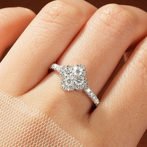 Anillo de <span class=keywords><strong>Compromiso</strong></span> de Moissanita D VVS1 de Corte Redondo de 3mm con Diseño Floral de Trébol de Cuatro Hojas, Regalo de Aniversario Nupcial para Mujer - Product Image 4