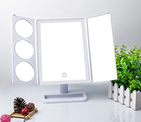 Conception de stockage de base en gros d'usine trois niveaux de luminosité LED miroir de courtoisie anti-poussière miroir de maquillage grossissant à trois volets