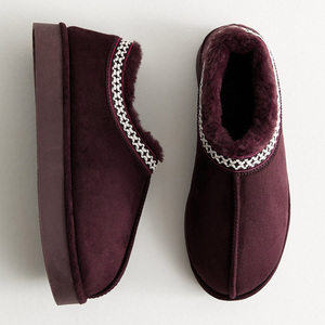 Chaussons d'intérieur pour femmes avec dessus en daim synthétique, bande tissée à points croisés, doublure en fausse fourrure, plateforme, bottes à enfiler - Product Image 5