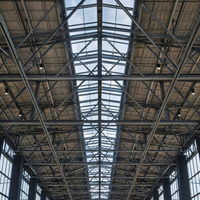 Centre d'exposition moderne à structure en acier, hall de salon professionnel avec façade en verre