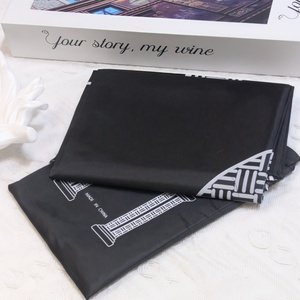 Alfombra de oración musulmana de plástico ligera, económica, sencilla, impermeable y antideslizante para viajes de larga distancia. - Product Image 1