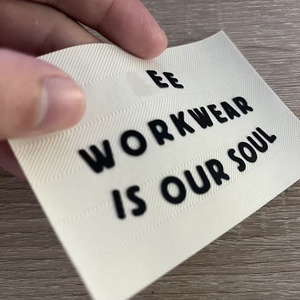 Etiquetas de Silicona Avanzadas Más Vendidas de <span class=keywords><strong>2026</strong></span>, Tejido de Sarga con Estampado, Logotipo de Silicona 3D Ecológico, Texto para Ropa de Trabajo, Manga y Brazo - Product Image 4