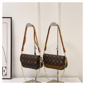 Sac à bandoulière de luxe en PU pour femme, de grandes marques, nouveau, imprimé et personnalisé, idéal pour les trajets quotidiens, avec chaînes de style sous le bras - Product Image 3