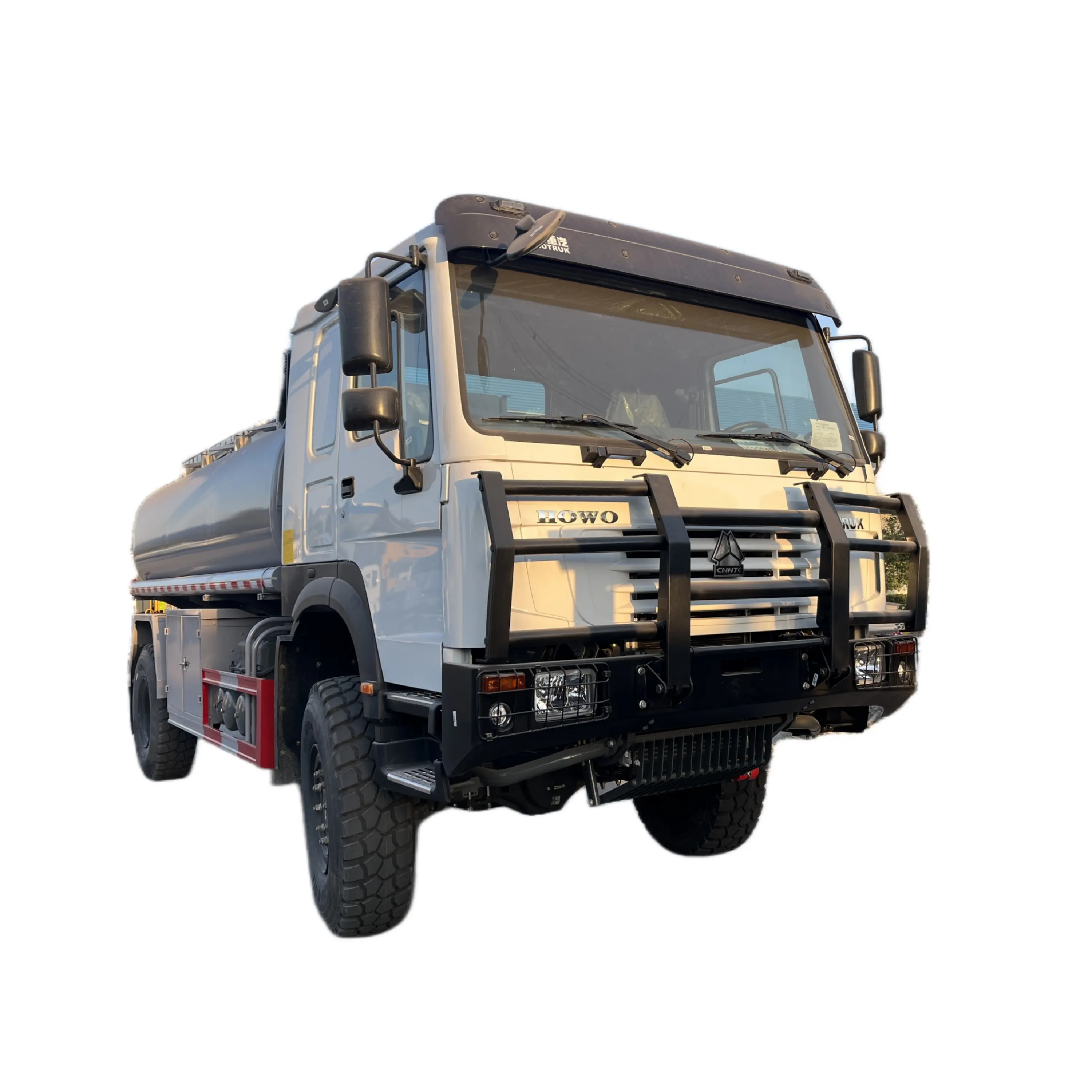 Özelleştirilmiş HOWO off-road 12-ton yakıt yakıt ikmali kamyon Howo Sale l yağ tanker kamyon 4x4 12 kübik yakıt tanker kamyon satılık