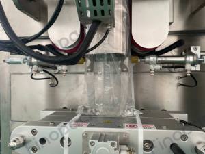 Machine à emballer automatique de vinaigre mature à bas prix Emballage de sac en plastique de matériau liquide Vinaigre Remplissage vertical Scellage - Product Image 5