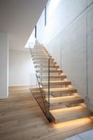 Escalier flottant moderne en cantilever avec éclairage LED encastré, marches en bois massif, garde-corps en verre trempé