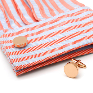 Mancuernillas de Metal Personalizadas de Alta Calidad para Hombre, con Logotipo Grabado, Redondas, de 16 mm, en Negro y Dorado Brillante - Product Image 4