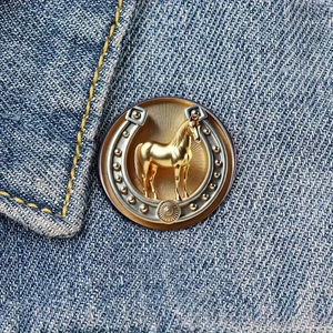 Spilla in Lega Metallica di Alta Qualità con Design di Cavallo, Angelo e Piramide, Resistente ed Elegante per Regali di Capodanno e Anniversari - Product Image 1