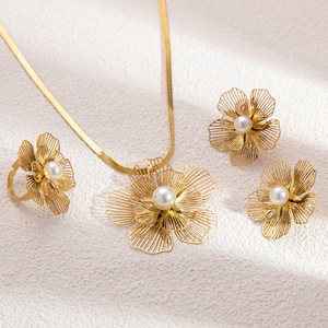 Ensemble collier et boucles d'oreilles en perles de fleurs, acier inoxydable plaqué or 18 carats, bijoux de fête pour femmes, fabriqué à Yiwu - Product Image 1