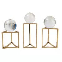 Ornements de maison en forme de triangle avec cadre en métal et boule de cristal, décoration de table, décoration intérieure pour la maison
