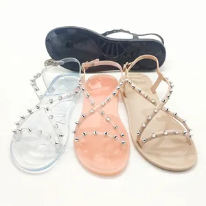 2023 Neue Sommer Luxus Niet flache Sandalen Frauen Sandale Platte für Femme PVC Kunststoff Gelee Schuhe