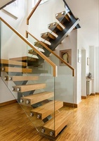 Escalier flottant droit avec structure en acier, marches en bois massif, escalier central intérieur avec garde-corps à câbles, design moderne