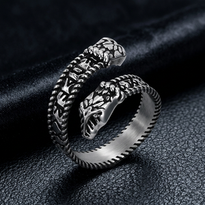 Anillo Vikingo de Serpiente de Dos Cabezas en Acero de Titanio con Runas, Joyería Masculina, Anillo de Moda en Plata Antigua y Negro - Product Image 1