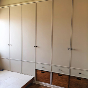 Armoire moderne autoportante à 2 portes en MDF avec portes coulissantes, grande capacité pour chambre à coucher - Product Image 1