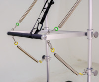 Reformer Cadillac Deluxe avec trapeze et lit en bois, finition noire, idéal pour les centres de réadaptation et les studios de fitness